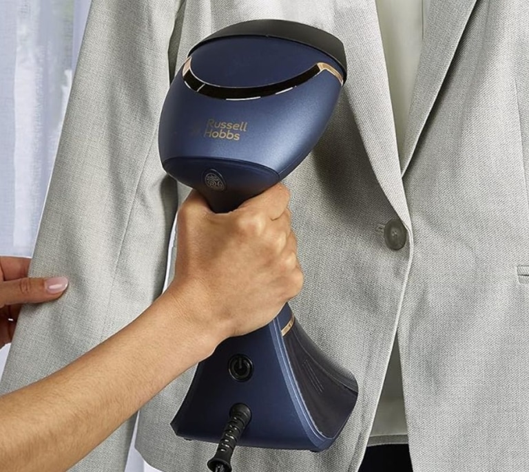Adiós a las arrugas y los malos olores con la plancha vertical Russell Hobbs por menos de 40 €
