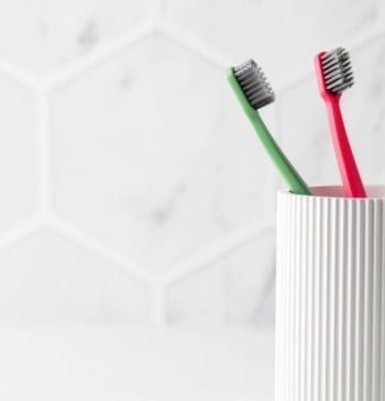 Por qué deberías desinfectar el cepillo de dientes cada semana