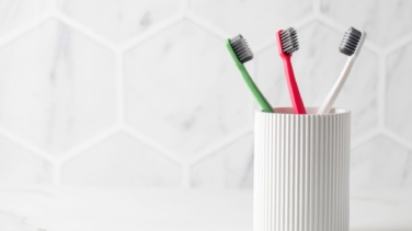 Por qué deberías desinfectar el cepillo de dientes cada semana