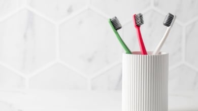 Por qué deberías desinfectar el cepillo de dientes cada semana