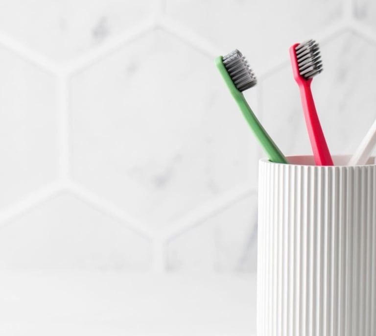 Por qué deberías desinfectar el cepillo de dientes cada semana