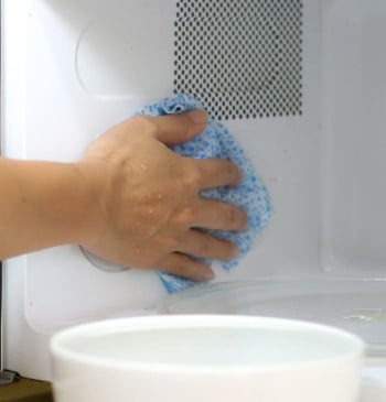El mejor truco para eliminar los malos olores del microondas