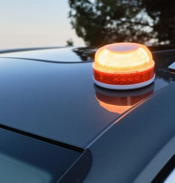La OCU alerta sobre las luces V-16: la mayoría no están homologadas