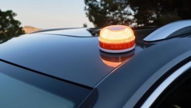 La OCU alerta sobre las luces V-16: la mayoría no están homologadas