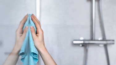 Un experto revela el truco definitivo para lavar las mamparas de la ducha
