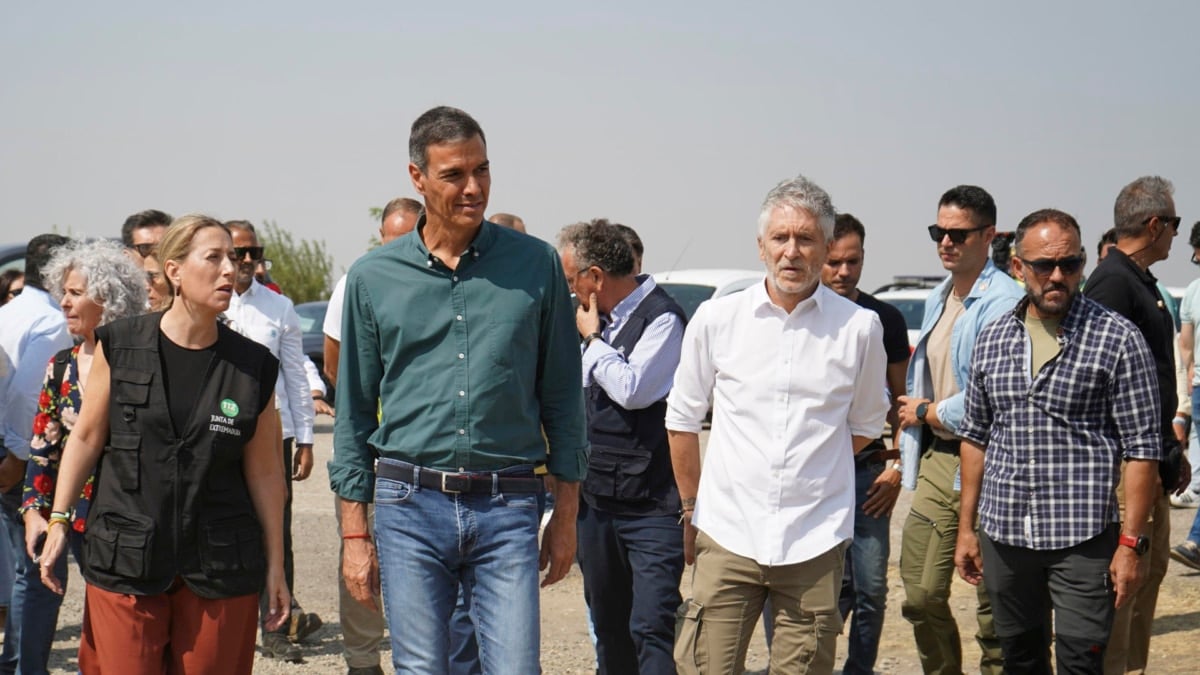 El presidente del Gobierno, Pedro Sánchez, y el ministro de Interior, Fernando Grande-Marlaska, este martes en Jarilla (Cáceres), para evaluar el impacto de los incendios
