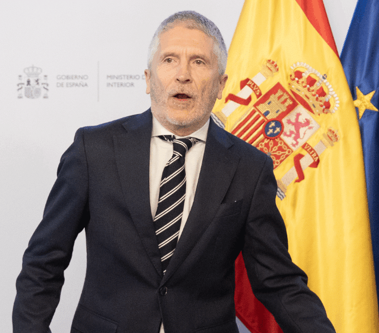 Marlaska anuncia la ayuda europea para la extinción de los incendios tras la petición de un Feijóo "desubicado"
