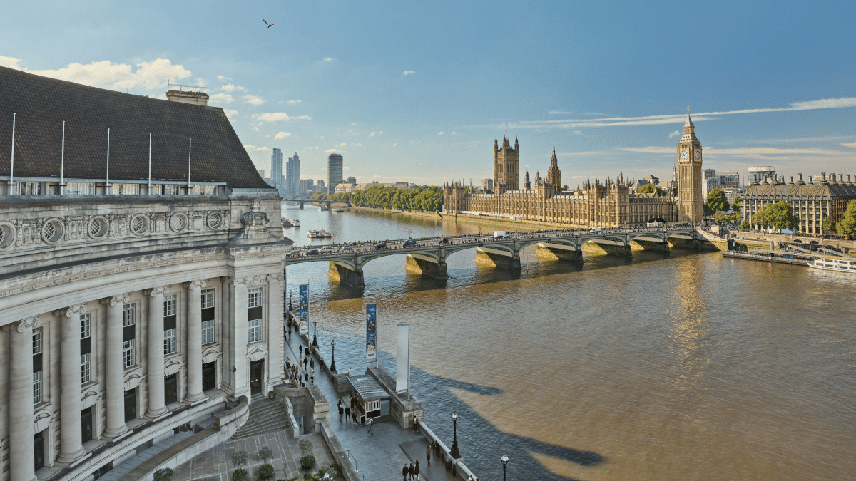 Skyline de Londres, con el Marriott County Hall y el puente de Westminster sobre el Támesis en primer término.