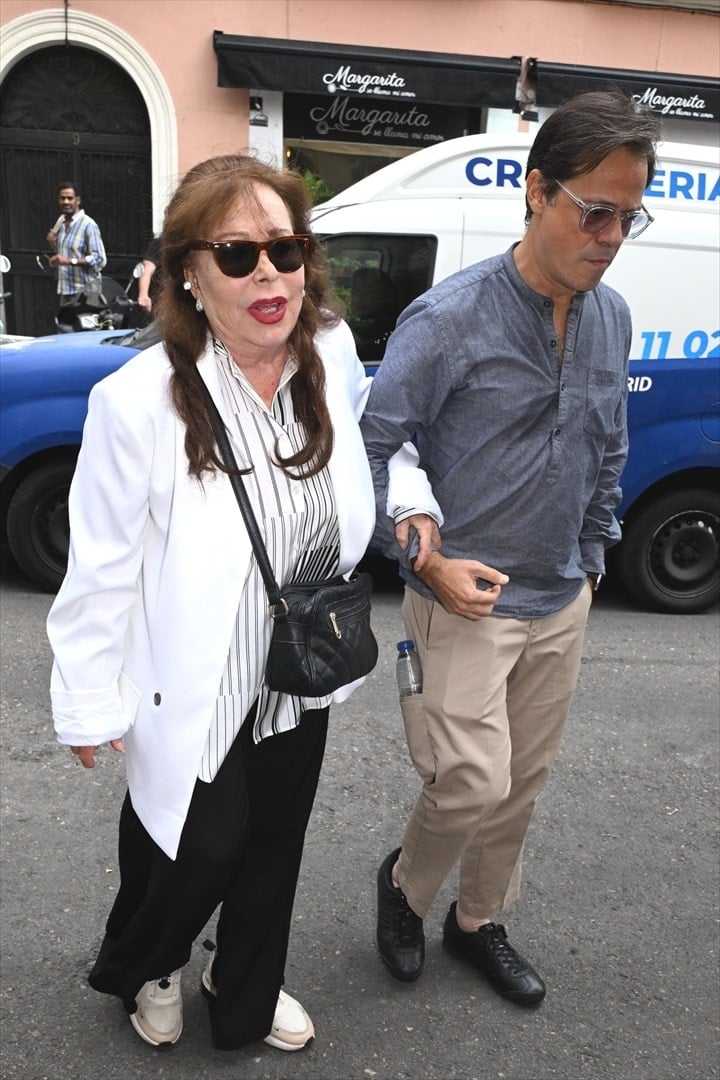 Massiel, acompañada, llega a la capilla ardiente de Manuel de la Calva