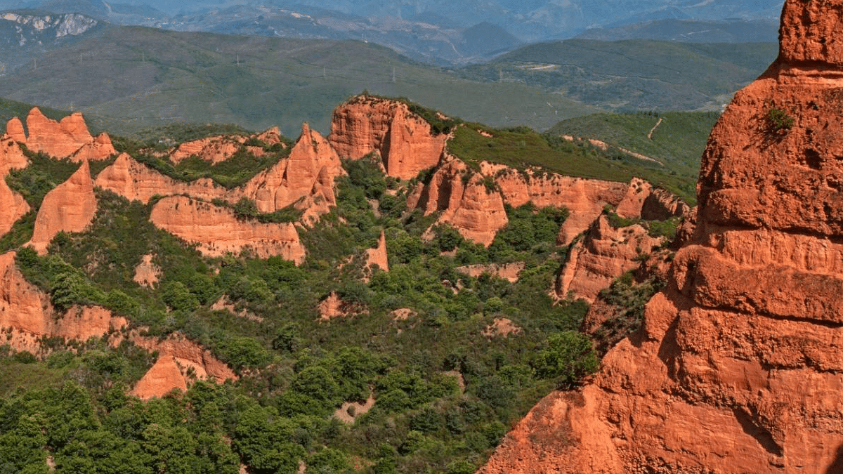 Los bosques y característicos crestones rojos de Las Médulas.