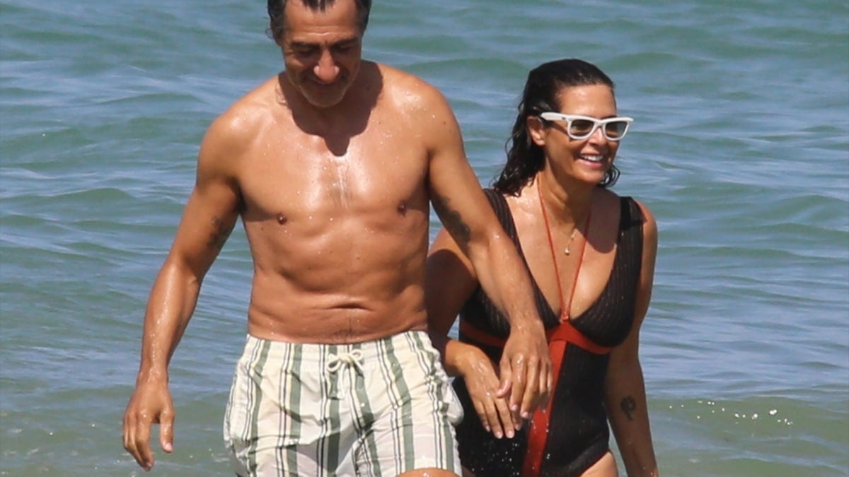 Nuria Roca y Juan del Val bañándose en la playa, en Cádiz, durante sus vacaciones estivales