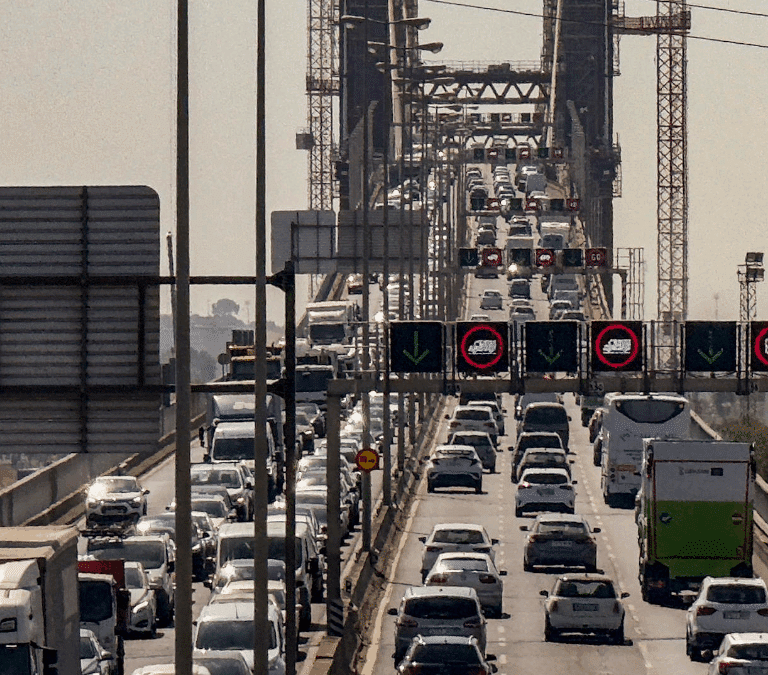 La operación especial de Tráfico por el puente de agosto arranca con 13 carreteras cortadas por incendios y retenciones en varias provincias