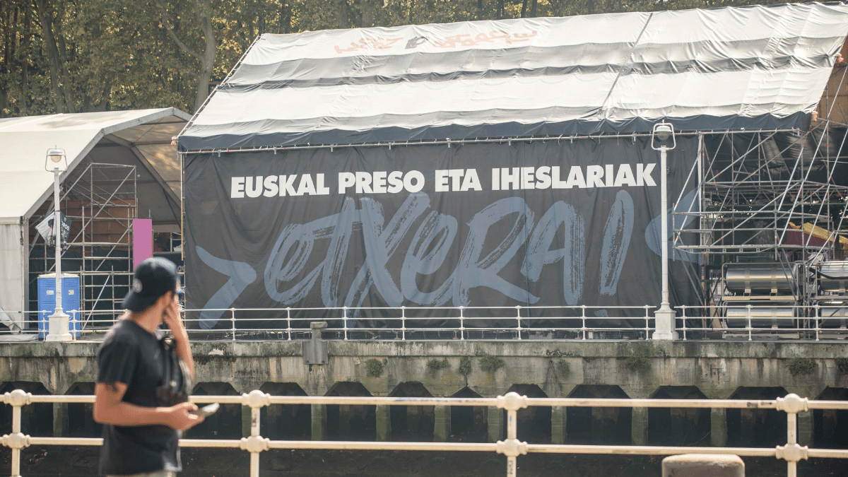 Pancarta de la comparsa Txoribarrote en las fiestas de Bilbao: "Euskal preso eta iheslariak, etxera" (Los presos y huidos a casa).