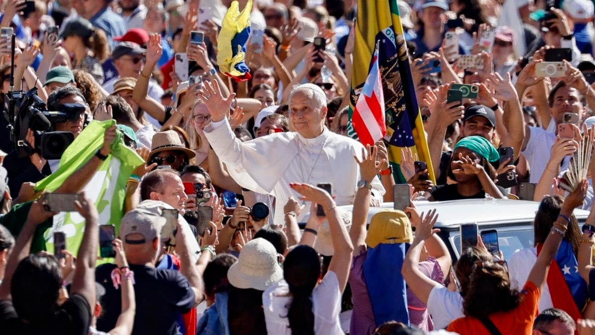 El papa León XIV entre la multitud en el Vaticano