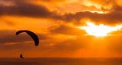 Dos heridos por politraumatismo al caer un parapente en Alicante