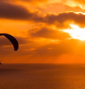 Dos heridos por politraumatismo al caer un parapente en Alicante