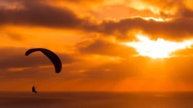 Dos heridos por politraumatismo al caer un parapente en Alicante