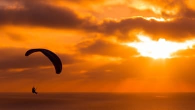 Dos heridos por politraumatismo al caer un parapente en Alicante