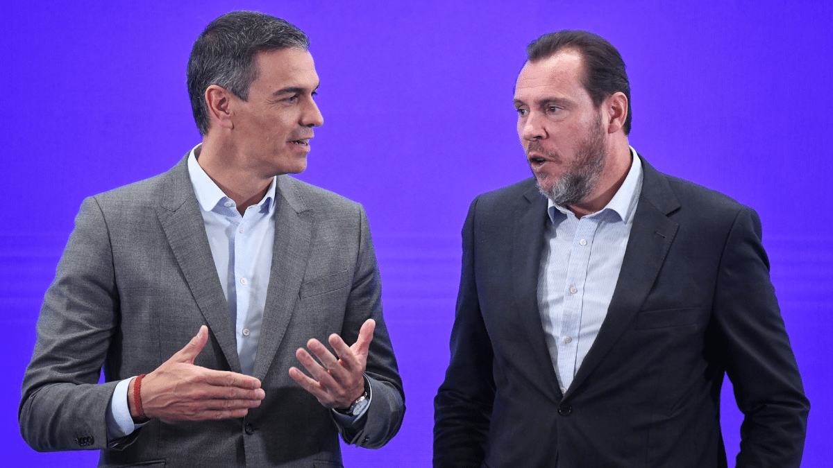 El presidente del Gobierno, Pedro Sánchez, y su ministro de Transportes, Óscar Puente.