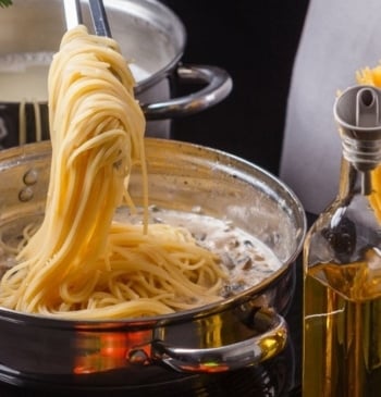 El sencillo truco para que no se pegue la pasta al cocerla