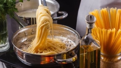 El sencillo truco para que no se pegue la pasta al cocerla