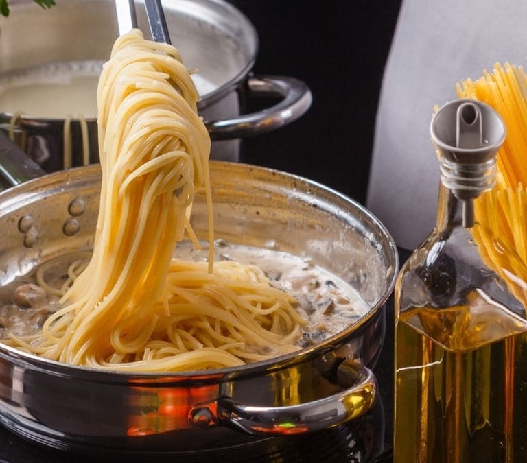 El sencillo truco para que no se pegue la pasta al cocerla