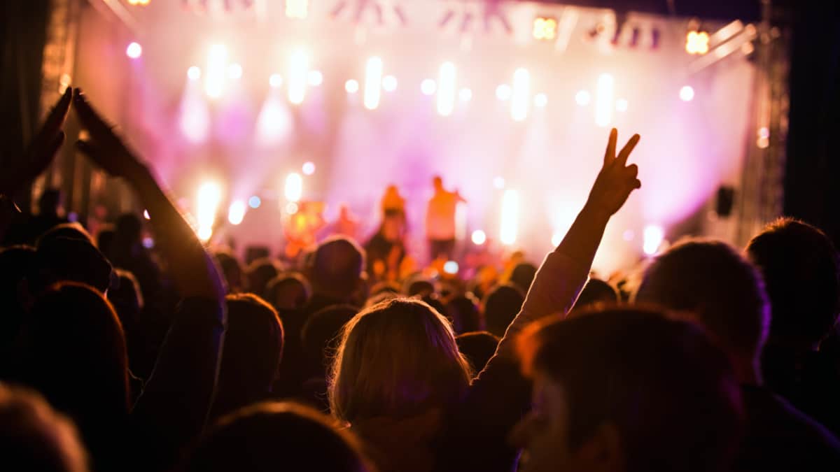 Personas en un festival.