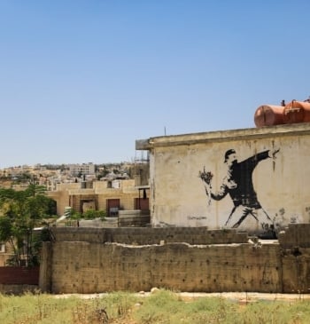 Banksy sigue removiendo conciencias, aún con sus contradicciones