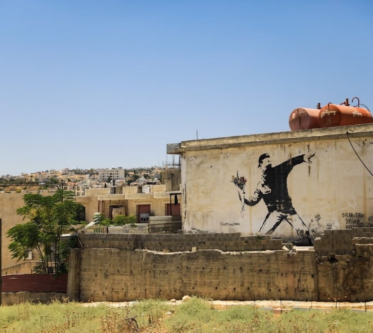 Banksy sigue removiendo conciencias, aún con sus contradicciones