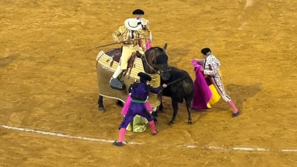 Morante colea al segundo toro de su lote en El Puerto.