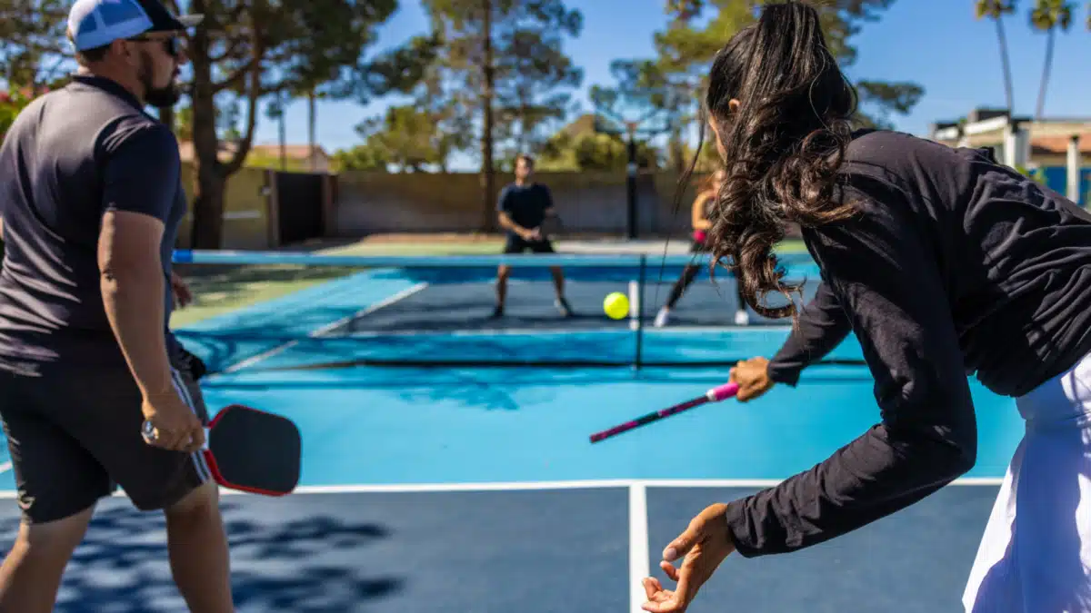 Cuatro personas juegan al pickleball.