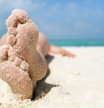 Por qué te pican los pies en verano y qué remedios hay [...]