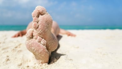 Por qué te pican los pies en verano y qué remedios hay para solucionarlo