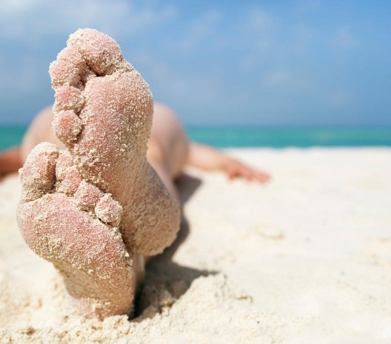 Por qué te pican los pies en verano y qué remedios hay para solucionarlo