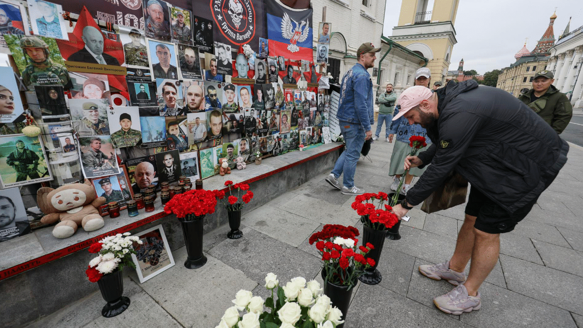 Simpatizantes de Prigozhin depositan flores en el memorial instalado este sábado en Moscú en el segundo aniversario de su muerte.