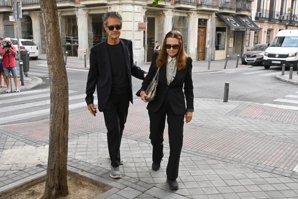 Ramón Arcusa y Shura Hall, este miércoles 27 de agosto, llegan a primera hora de la mañana a la capilla ardiente de Manuel de la Calva