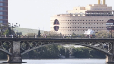 Detenido el tráfico fluvial tras la caída de un hombre al río Guadalquivir