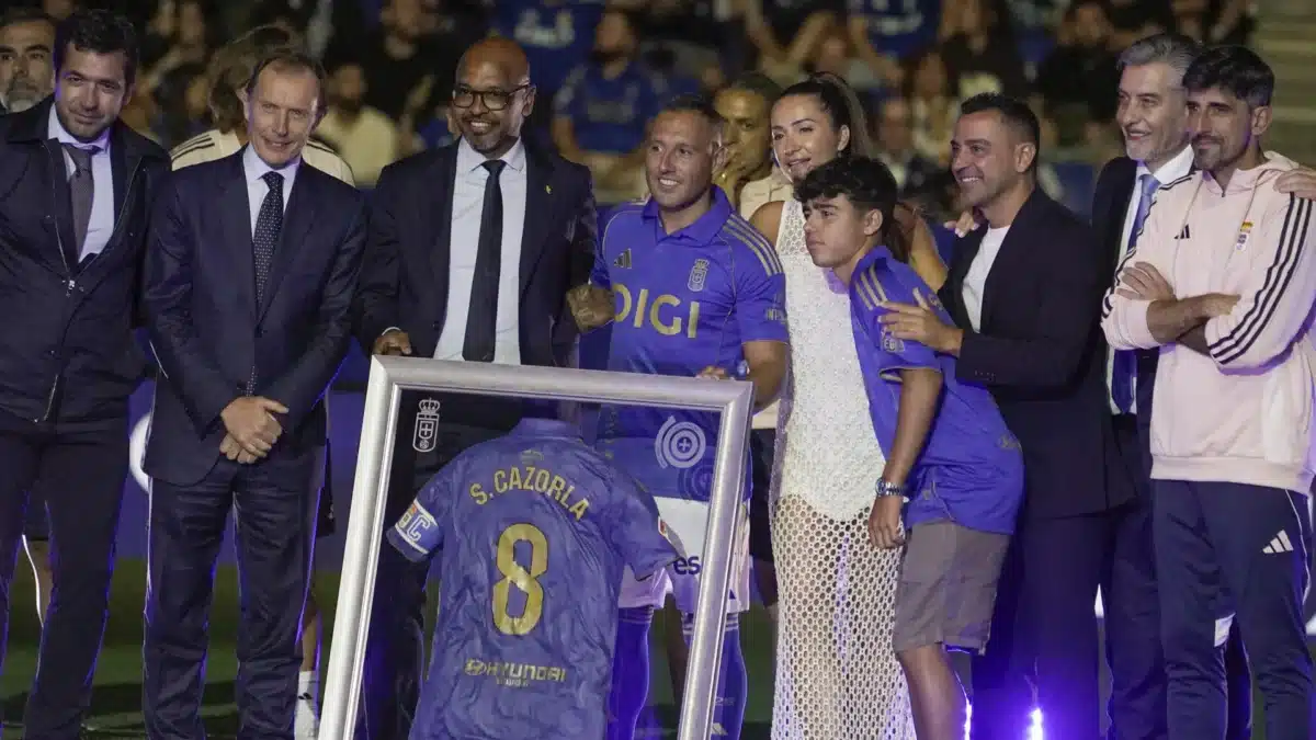 Xavi, Butragueño y Senna acompañan a Cazorla en su homenaje