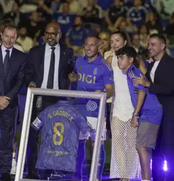 Xavi, Butragueño y Senna acompañan a Cazorla en su homenaje