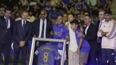Xavi, Butragueño y Senna acompañan a Cazorla en su homenaje