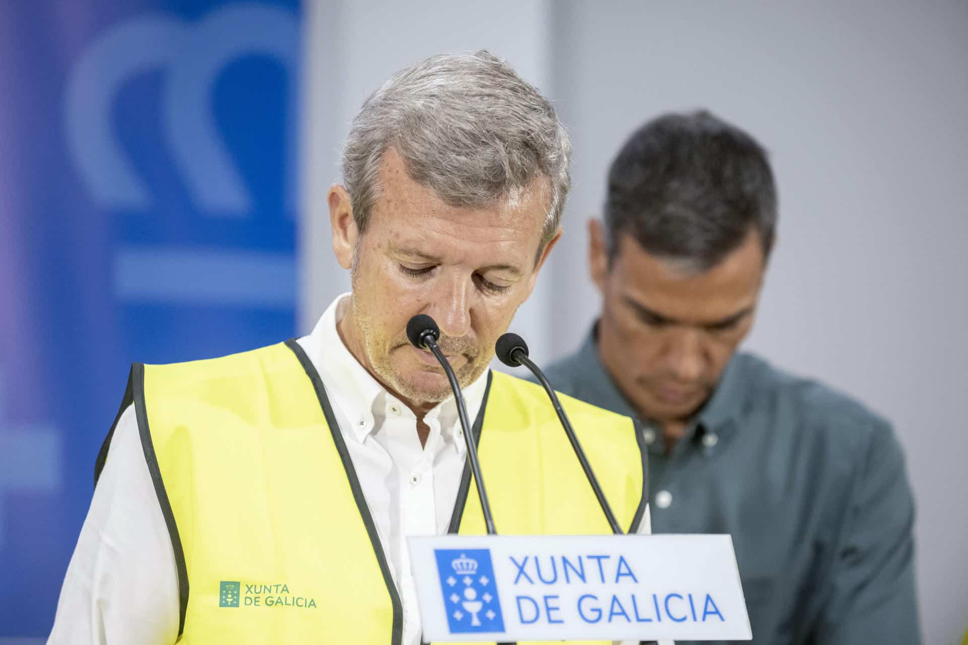 El presidente de la Xunta de Galicia, Alfonso Rueda, y el presidente del Gobierno, Pedro Sánchez, durante su visita al Centro de Coordinación Operativo Contraincendios de Orense.