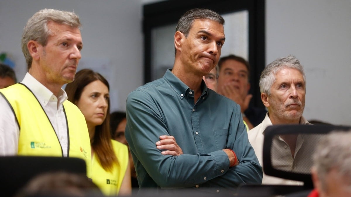 El presidente de la Xunta, Alfonso Rueda: el presidente del Gobierno, Pedro Sánchez; y el ministro de Interior, Fernando Grande-Marlaska; durante su visita al Centro de Coordinación Operativo contra incendios de Ourense.