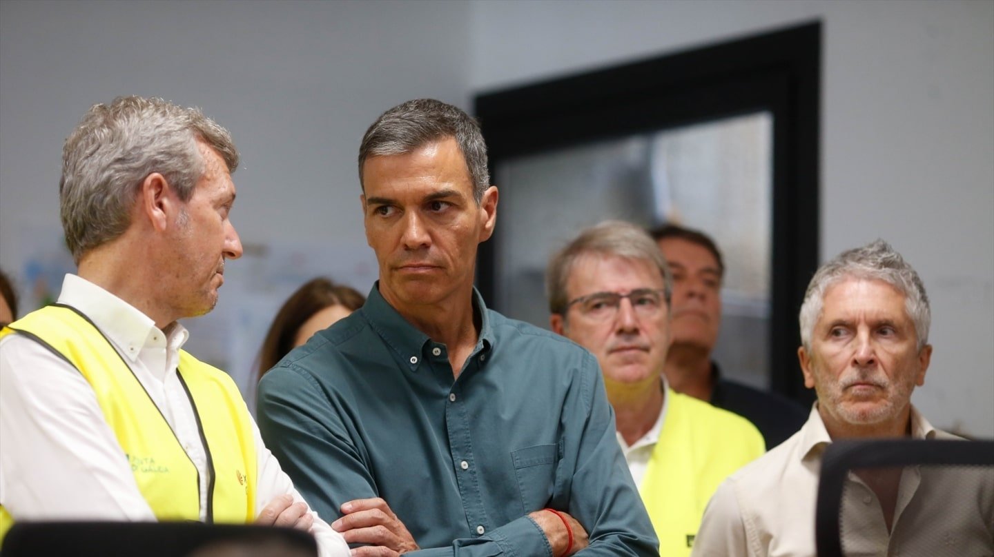 (I-D) El presidente de la Xunta, Alfonso Rueda: el presidente del Gobierno, Pedro Sánchez; y el ministro de Interior, Fernando Grande-Marlaska; durante su visita al Centro de Coordinación Operativo contra incendios de Ourense, a 17 de agosto de 2025