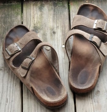 Cómo eliminar las manchas negras de las sandalias en verano