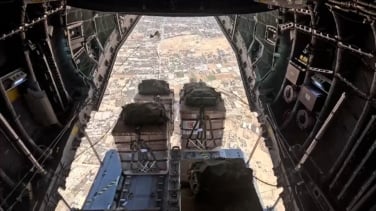 España lanza en Gaza 5.500 raciones de comida y denuncia la "hambruna inducida" por Israel