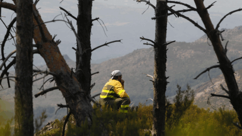 Un brigadista observa este jueves la evolución del incendio de Ourense a punto de llegar a Castromil (Zamora).