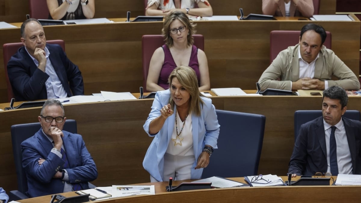 La vicepresidenta primera y consellera de Servicios Sociales, Igualdad y Vivienda y portavoz del Consell, Susana Camarero (c) y el presidente de la Generalitat valenciana, Carlos Mazón (d).