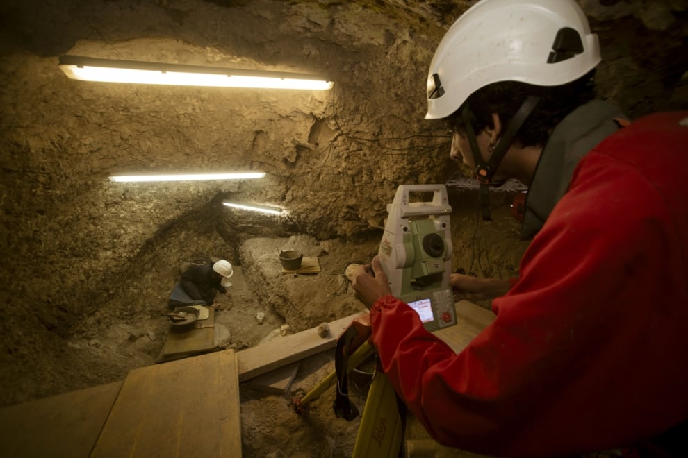 Trabajos de excavación arqueológica en el yacimiento de El Mirador. Autoría, Maria D. Guillén (IPHES-CERCA).