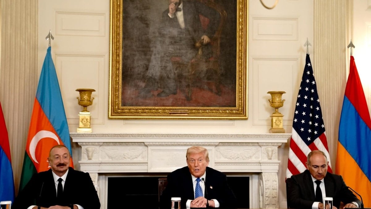 Donald Trump, en el centro, con los líderes de Armenia y Azerbaiyán, en la Casa Blanca.