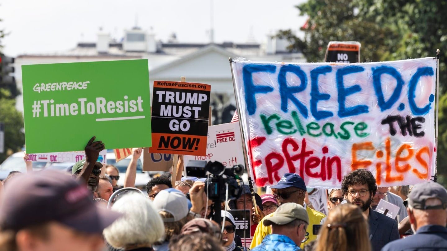 Manifestantes contra el despliegue de la Guardia Nacional en Washington DC